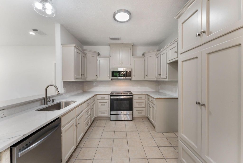 92 Tupelo Lane, Conroe, TX 77304