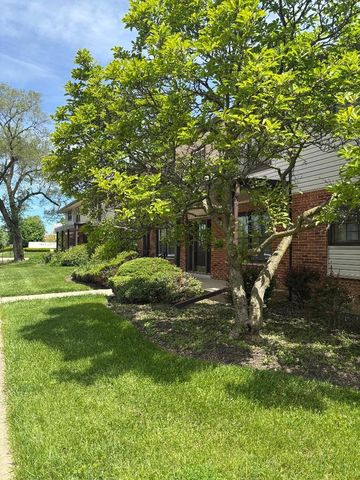 209 Washington Square D, Elk Grove Village, IL 60007