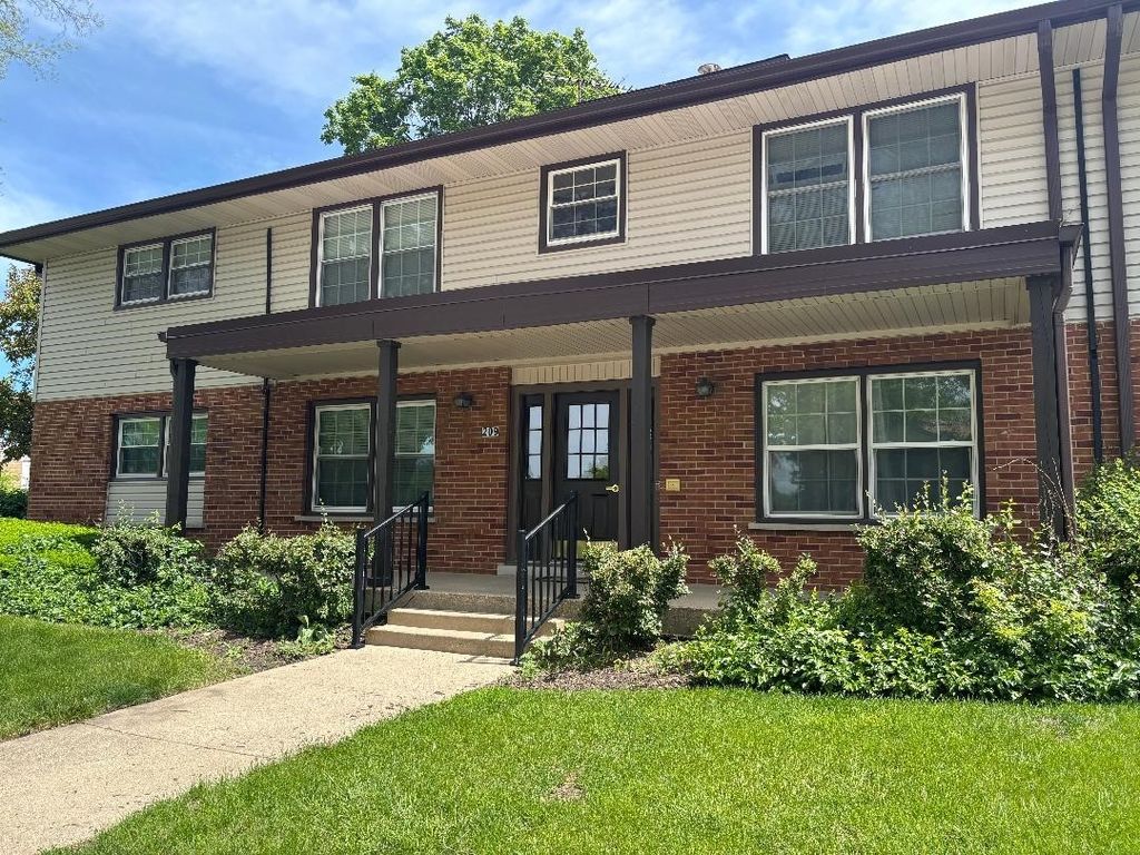 209 Washington Square D, Elk Grove Village, IL 60007