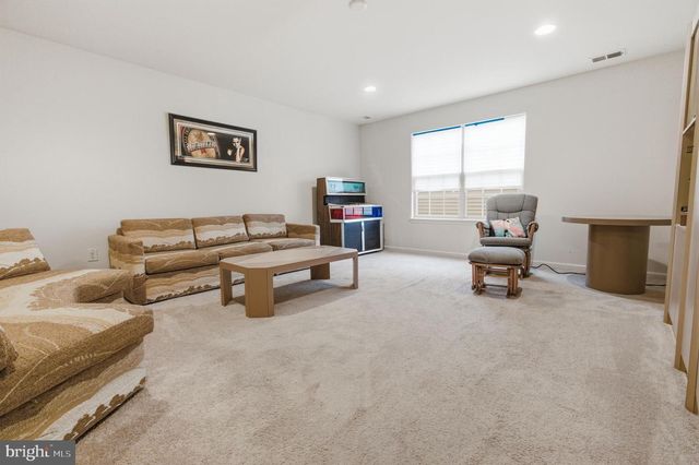 28 GAINSBORO DR, West Berlin, NJ 08091