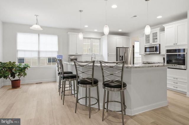 28 GAINSBORO DR, West Berlin, NJ 08091