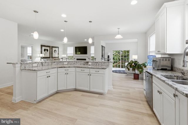 28 GAINSBORO DR, West Berlin, NJ 08091