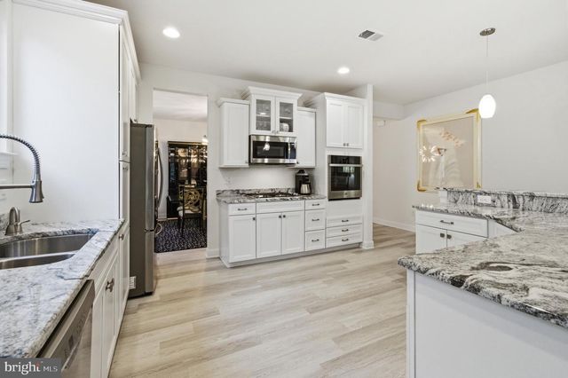 28 GAINSBORO DR, West Berlin, NJ 08091