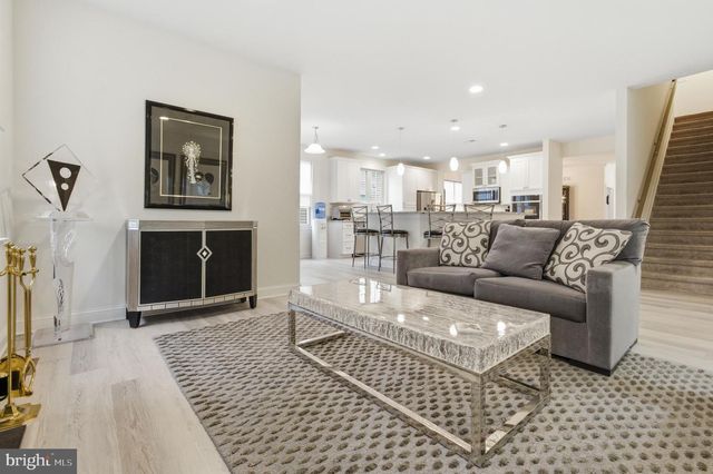 28 GAINSBORO DR, West Berlin, NJ 08091