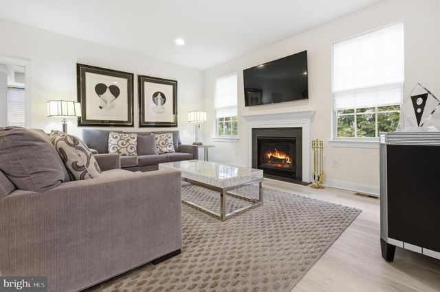 28 GAINSBORO DR, West Berlin, NJ 08091