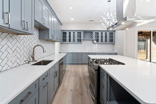 8809 Isom Lane, Dallas, TX 75249