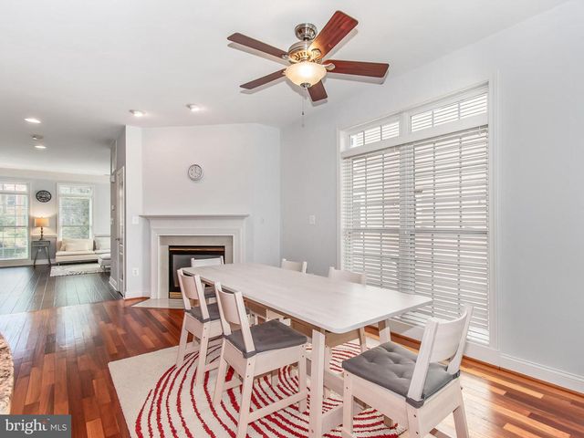 25813 MEWS TER, Chantilly, VA 20152