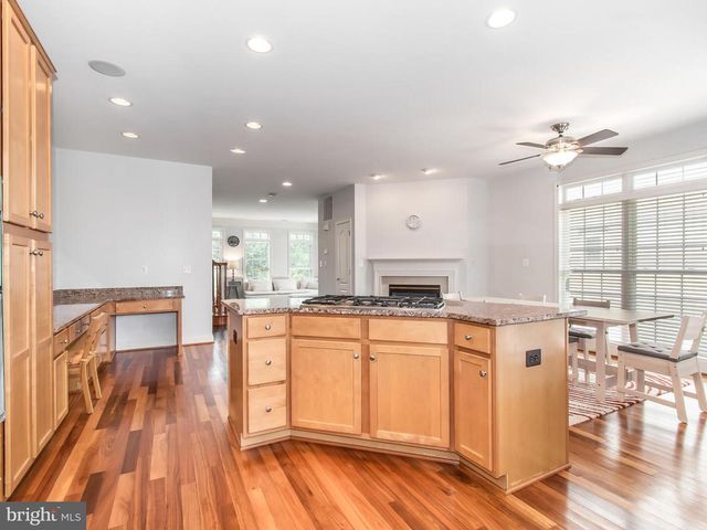 25813 MEWS TER, Chantilly, VA 20152