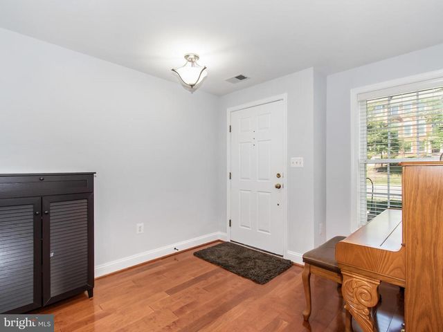 25813 MEWS TER, Chantilly, VA 20152