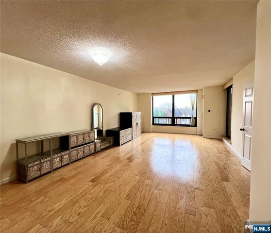 900 Palisade Avenue 3H, Fort Lee, NJ 07024