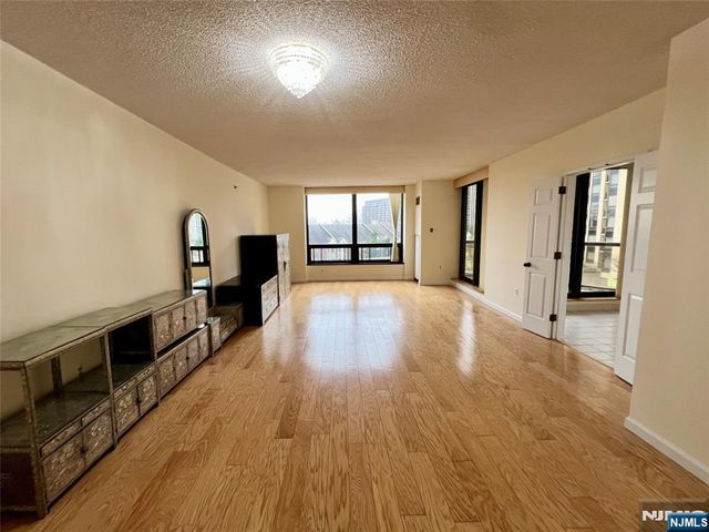 900 Palisade Avenue 3H, Fort Lee, NJ 07024