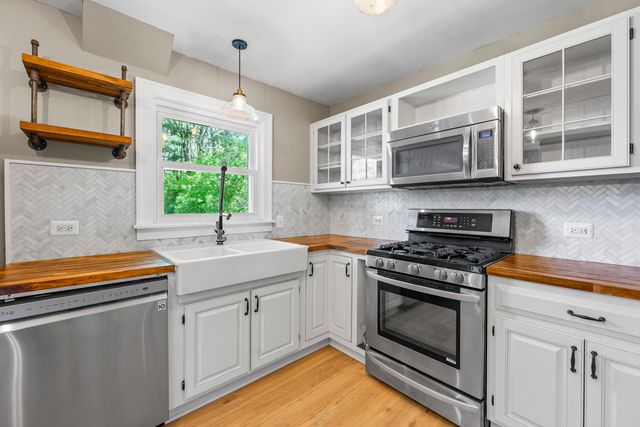 946 W Winchester Road, Libertyville, IL 60048