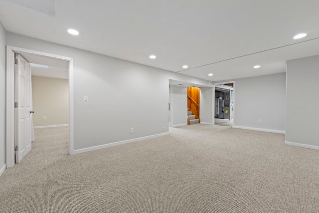 946 W Winchester Road, Libertyville, IL 60048