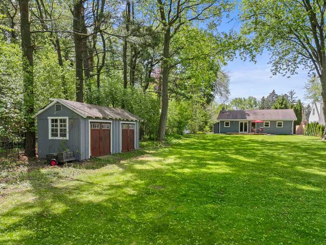 946 W Winchester Road, Libertyville, IL 60048