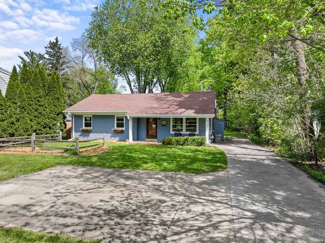 946 W Winchester Road, Libertyville, IL 60048