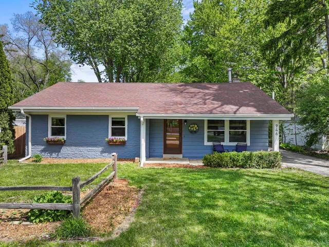 946 W Winchester Road, Libertyville, IL 60048