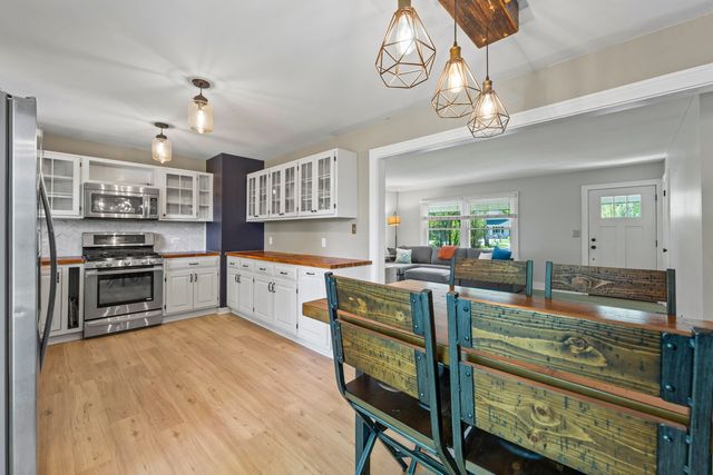 946 W Winchester Road, Libertyville, IL 60048