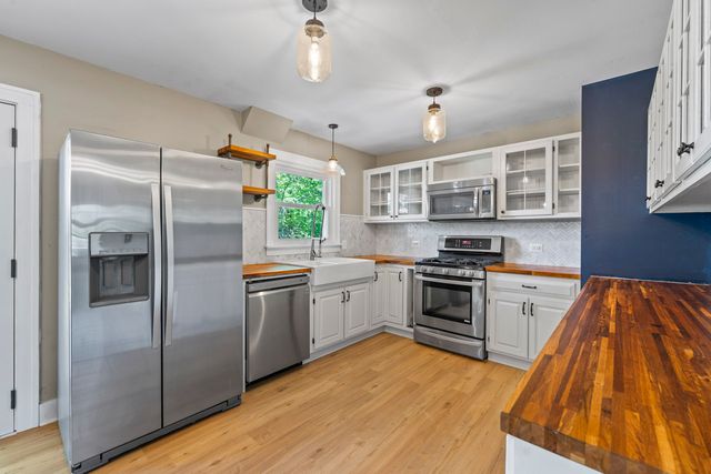 946 W Winchester Road, Libertyville, IL 60048