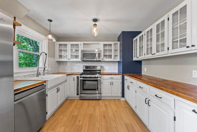 946 W Winchester Road, Libertyville, IL 60048
