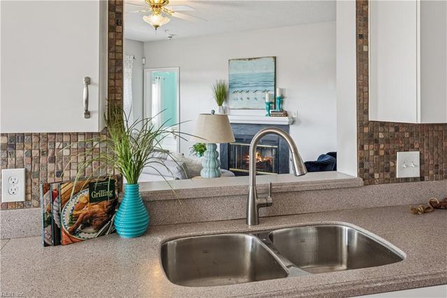 1044 Porte Harbour Arch Apt 202, Hampton, VA 23664