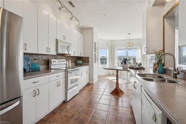 1044 Porte Harbour Arch Apt 202, Hampton, VA 23664