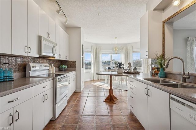 1044 Porte Harbour Arch Apt 202, Hampton, VA 23664