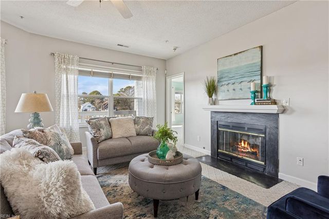 1044 Porte Harbour Arch Apt 202, Hampton, VA 23664