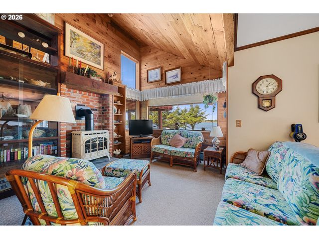 6250 13TH St Nw, Cape Meares, OR 97141