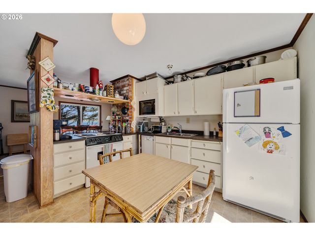 6250 13TH St Nw, Cape Meares, OR 97141