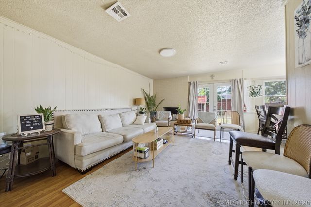 518 E E Street, Jenks, OK 74037