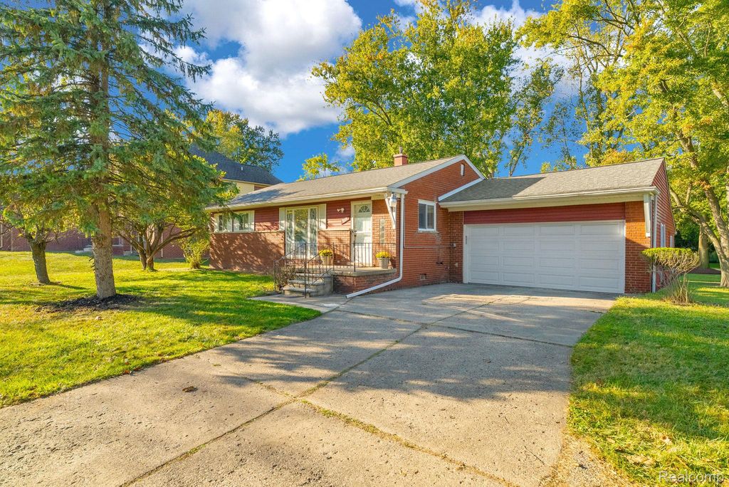 25560 W 10 Mile Road, Southfield, MI 48033