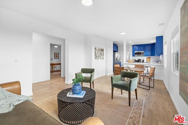 2400 W 74th Street, Los Angeles, CA 90043