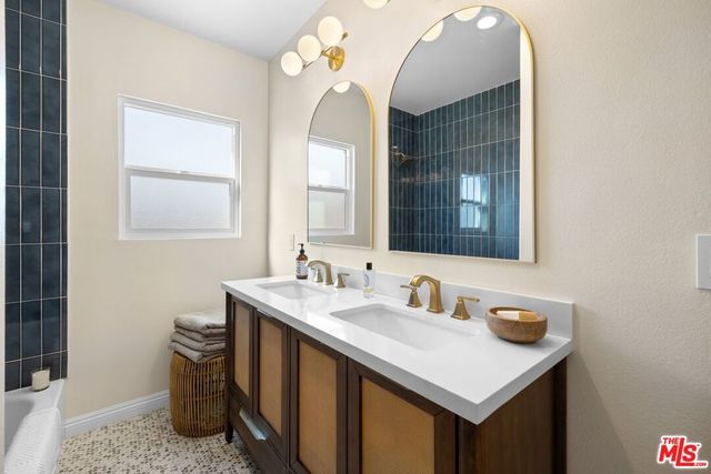 2400 W 74th Street, Los Angeles, CA 90043