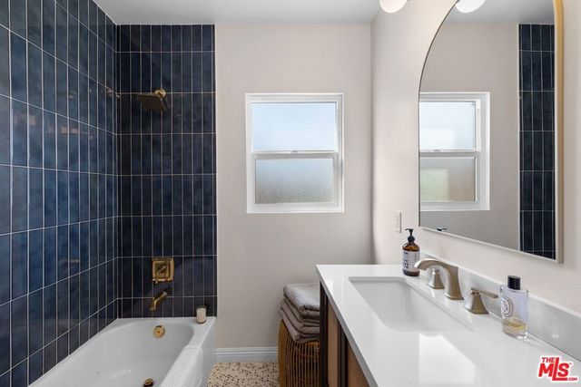 2400 W 74th Street, Los Angeles, CA 90043