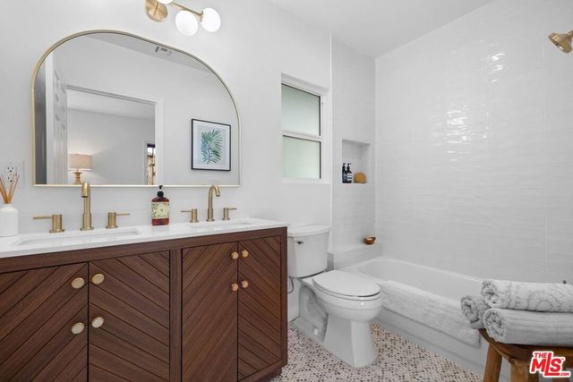 2400 W 74th Street, Los Angeles, CA 90043