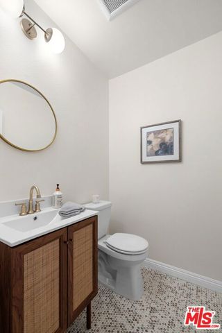 2400 W 74th Street, Los Angeles, CA 90043