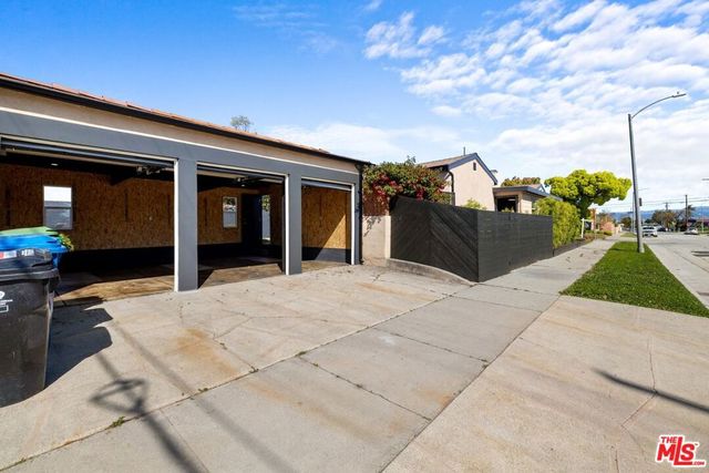 2400 W 74th Street, Los Angeles, CA 90043