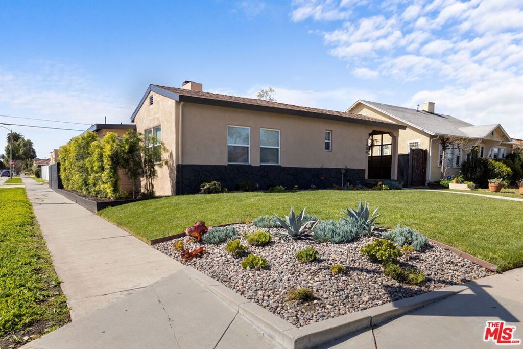 2400 W 74th Street, Los Angeles, CA 90043