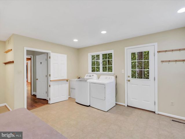 9204 FALLS BRIDGE LN, Rockville, MD 20854