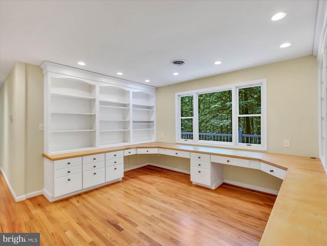 9204 FALLS BRIDGE LN, Rockville, MD 20854