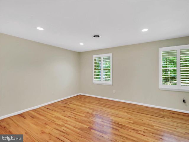 9204 FALLS BRIDGE LN, Rockville, MD 20854