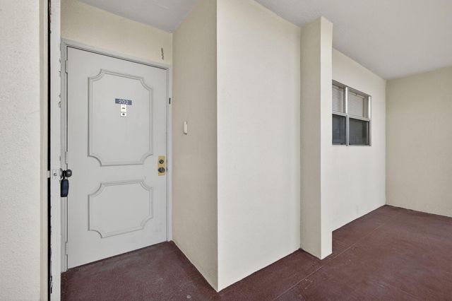 3590 Via Poinciana 202, Lake Worth, FL 33467
