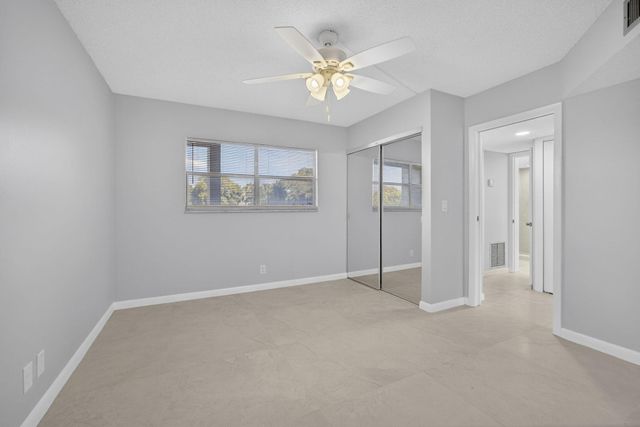 3590 Via Poinciana 202, Lake Worth, FL 33467