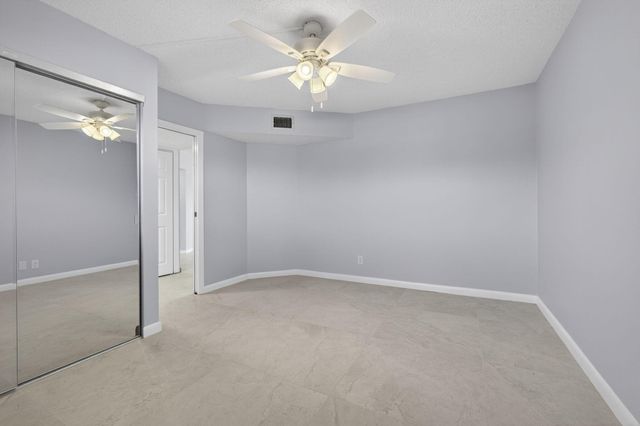 3590 Via Poinciana 202, Lake Worth, FL 33467