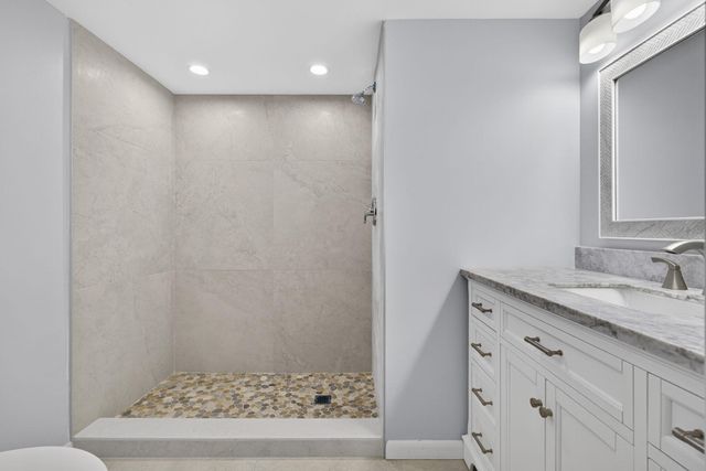 3590 Via Poinciana 202, Lake Worth, FL 33467
