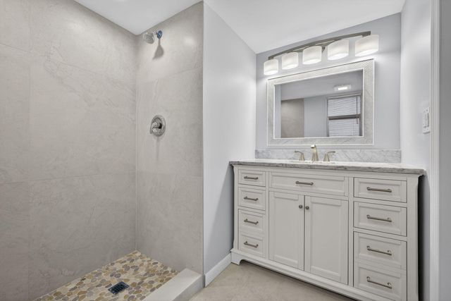 3590 Via Poinciana 202, Lake Worth, FL 33467