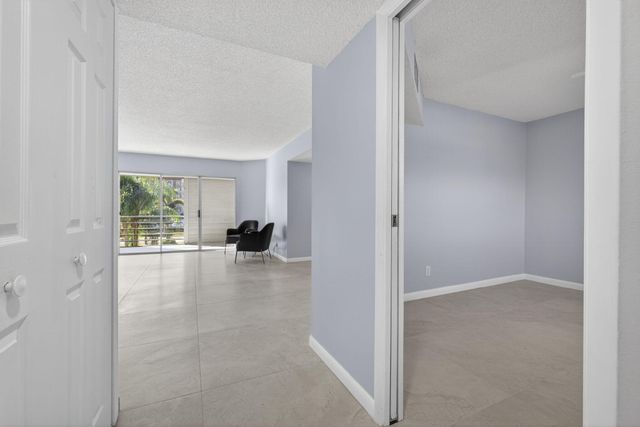 3590 Via Poinciana 202, Lake Worth, FL 33467