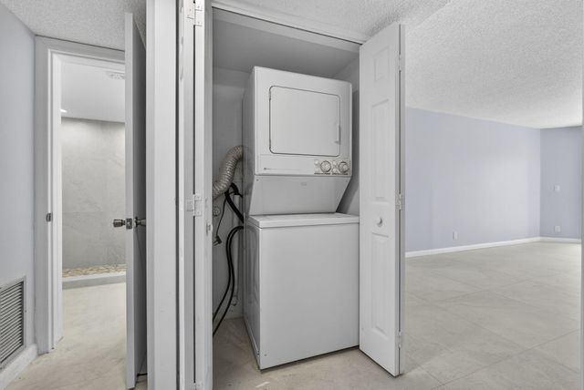3590 Via Poinciana 202, Lake Worth, FL 33467