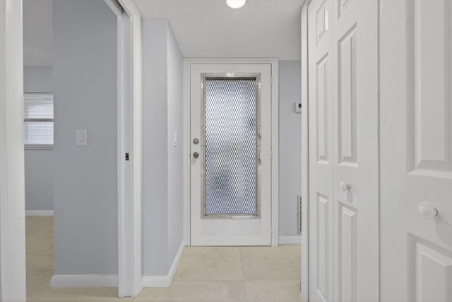 3590 Via Poinciana 202, Lake Worth, FL 33467