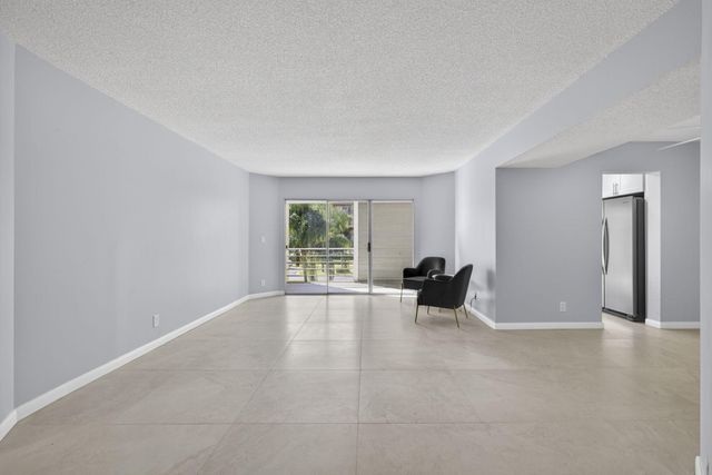 3590 Via Poinciana 202, Lake Worth, FL 33467